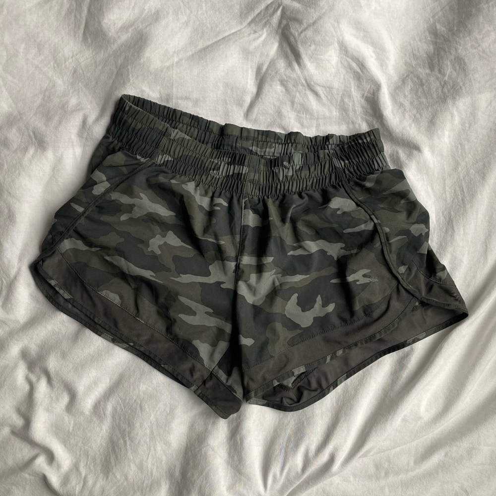 Athleta camo printed mesh racer run shorts 4”, Size “S”